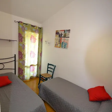 Διαμέρισμα Comfy Flat With Garden And Pool