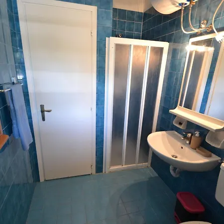 Apartment Comfy Flat With Garden And Pool